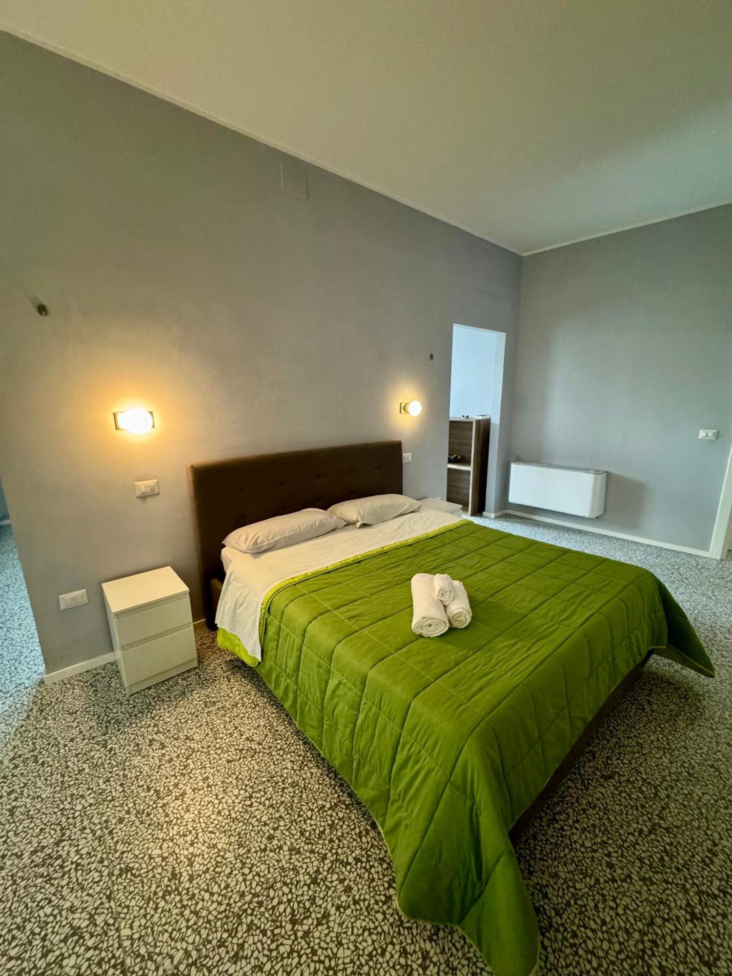 4 Balconi Rooms Paladini B&B E Appartamenti Lecce Exterior foto
