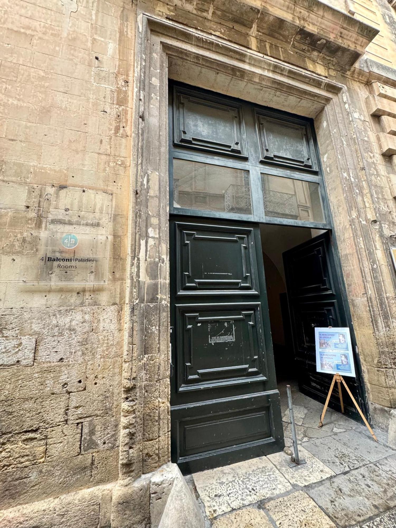 4 Balconi Rooms Paladini B&B E Appartamenti Lecce Exterior foto